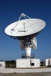 Радиолокационная станция использует метод, основанный на излучении радиоволн и регистрации их отражений от объектов. На фото - радиолокационная станция в США.