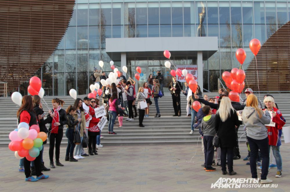 Перед входом в Ледовый дворец фанаты устроили коридор с шарами и плакатами. 