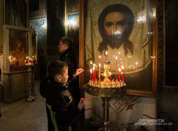 На богослужении можно было встретить и совсем юных прихожан.