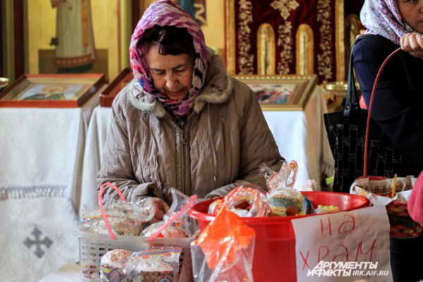 Также люди приносят продукты для малоимущих.