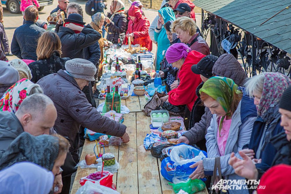 Все яства и напитки выставлялись на специально подготовленном столе.