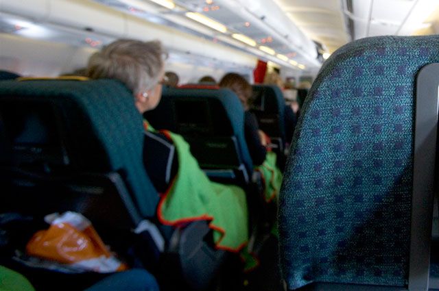 Один из пассажиров напился и оскорблял людей, летящих в отпуск.