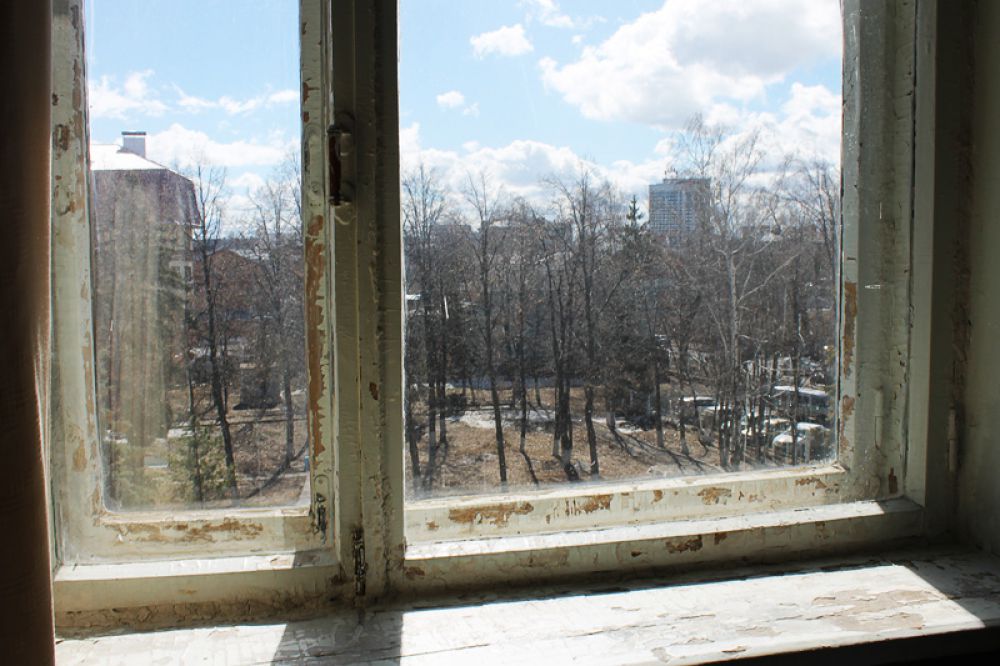 В такое окно и смотреть-то не очень-то приятно