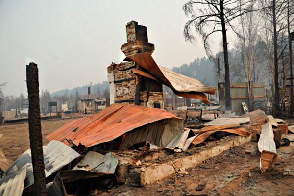 Последствия пожара в дачном кооперативе «Полянка» в окрестностях микрорайона Добротный села Смоленка в Забайкальском крае.