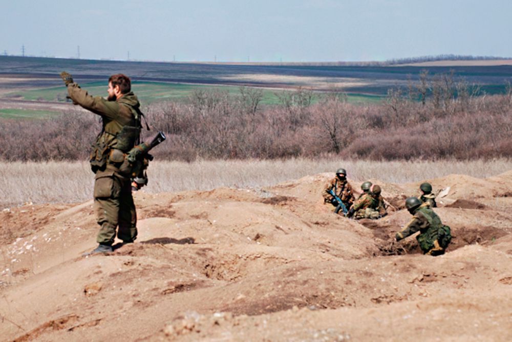 Ополченцы Донецкой народной республики (ДНР) во время учений, цель которых отработка выброски и взаимодействия десантно-штурмовых разведывательных групп и мотострелковой бригады.