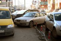 В Омске идёт борьба с незаконными парковками, в том числе и во дворах.