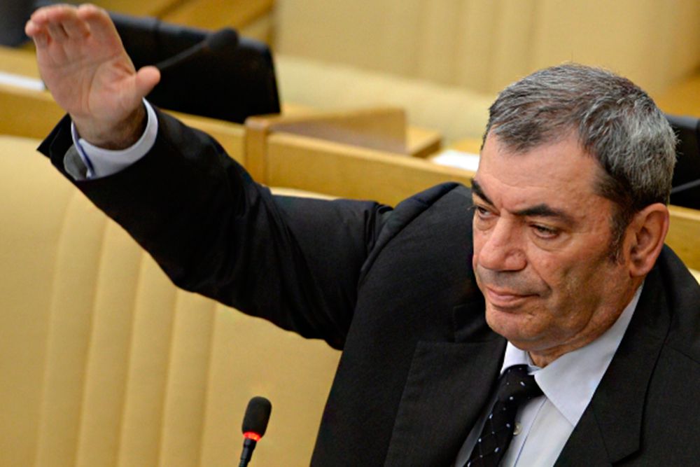 Еще один лидер прошлогоднего рейтинга самых состоятельных депутатов, зампред комитета по бюджету от «Единой России» Леонид Симановский потерял 44 млн. За 2013 год совокупный доход его семьи составил 419 млн рублей, тогда как в 2014-м — 375 млн рублей.