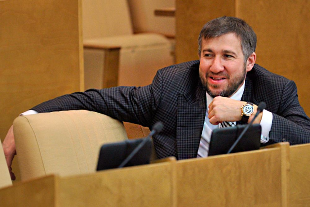 Лидером этого года стал член комитета по вопросам собственности, владимирский единоросс Григорий Аникеев. Доход бывшего гендиректора ABI Group составил в 2014 году почти миллиард рублей — 995,06 млн. Аникеев становится самым богатым депутатом уже третий год подряд. В 2013 году он заработал 1,706 млрд руб., а годом ранее — 1,11 млрд руб. По оценке журнала Forbes, он занимает 182-е место в списке богатейших бизнесменов России с состоянием $400 млн.