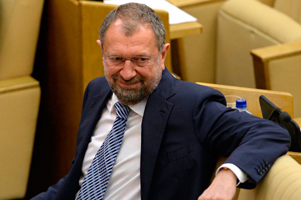 На шестом месте – единоросс Владислав Резник. В 2014 году его семье удалось заработать 451 млн рублей. Извесино также, что супруга первого зампреда комитета ГД по финансовым рынкам Владислава Резника владеет квартирой в США.