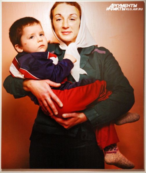Авторский проект московского фотографа Марины Кругляковой «Зона». На фото - 36-летняя Юлия с трехлетним сыном Владиславом. Находясь в гостях у знакомого, ранила его ножом, украла два комбинезона. Осуждена на 4 года 8 месяцев.
