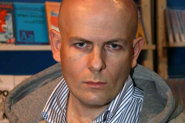  Известный украинский журналист и писатель Олесь Бузина был убит 16 апреля возле своего дома в Киеве. В журналиста выстрелили 5 раз, последняя пуля была выпущена в голову. 