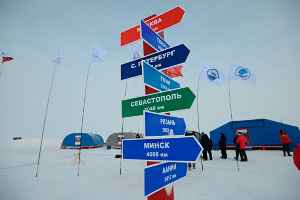 Запланировано, что работа на льдине продлится 2,5-3 месяца, но может случиться, что экспедиция закончится быстрее - все будет зависеть от погоды и, соответственно, от состояния льдины. В последние дни температура воздуха в районе дрейфа колебалась от -2 до -30 градусов. Летом нормальная температура от -5 до нуля, но может подниматься и до +10. И тогда лед начинает таять. Кроме того, он разрушается и под воздействием ветра и течения.