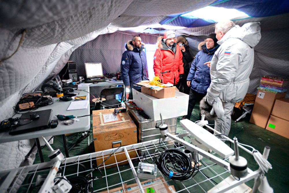 Антарктический научно исследовательский. Дрейфующая станция Северный полюс 2015. Арктическая станция внутри. Северная Полярная станция. Полярная станция внутри.