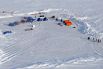 Полярная станция СП-2015 находится примерно в 30 километрах от Северного полюса. Здесь будут работать 18 человек, в том числе 12 ученых. Будут проведены комплексные наблюдения по гидрологии, метеорологии, магнитометрии, а также наблюдения за дрейфующими льдами.