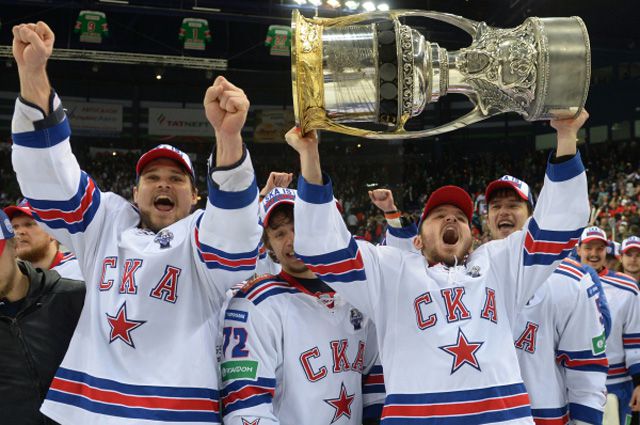Игроки СКА Алексей Поникаровский, Артемий Панарин и Динар Хафизуллин, ставшие обладателями Кубка Гагарина.