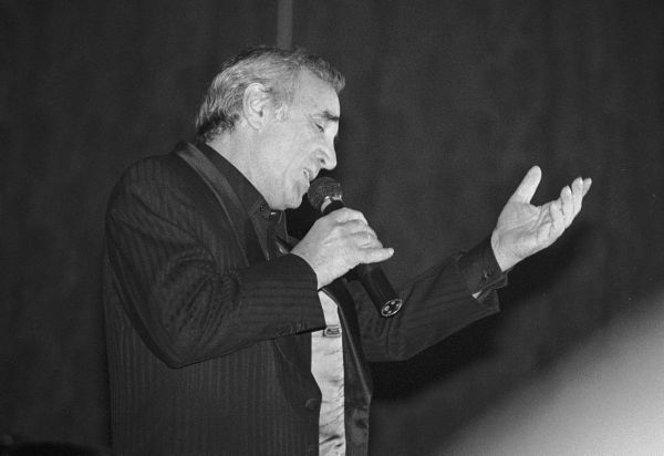 С детства Азнавур посещал театральные классы, а с 9 лет пел на сцене. В кино впервые он появился в 12 лет. Во время одного из выступлений в дуэте с композитором Пьером Рошом юный музыкант был замечен Эдит Пиаф, и в 1946 году Рош и Азнавур приняли участие в турне певицы по США и Франции. Так началась музыкальная карьера Азнавура.