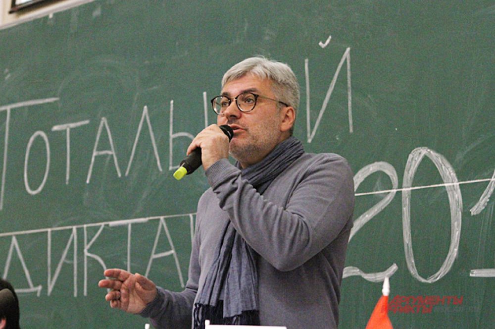 Текст под названием «Волшебный фонарь. Часть 2: Парк» здесь прочёл автор - Евгений Водолазкин.