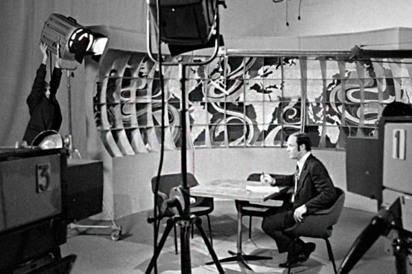 Ведущий телевизионной передачи «Клуб кинопутешествий» Юрий Сенкевич готовится к съемкам. Передача выходила с 18 марта 1960 года по 5 октября 2003 года
