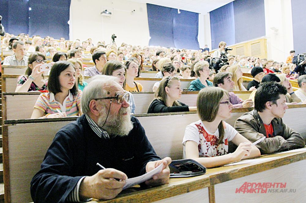 В университете собрались люди всех возрастов...