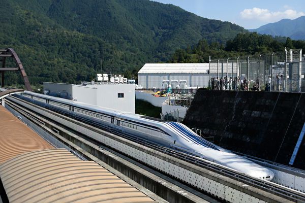 Так, в настоящее время поездка между Токио и Осакой составляет в среднем около 140 минут. После запуска поездов серии L0 разработчики обещают сократить время пути вдвое.