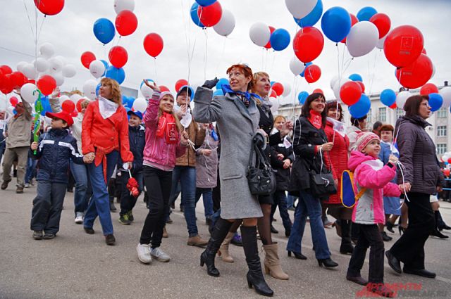 Будет ли на нашей улице праздник. 1 Мая праздник для детей. Первомайские шары. 1 Мая шары. С воздушными шарами на демонстрации.