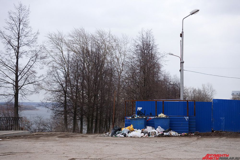 Большинство мусорок в городе переполнены.
