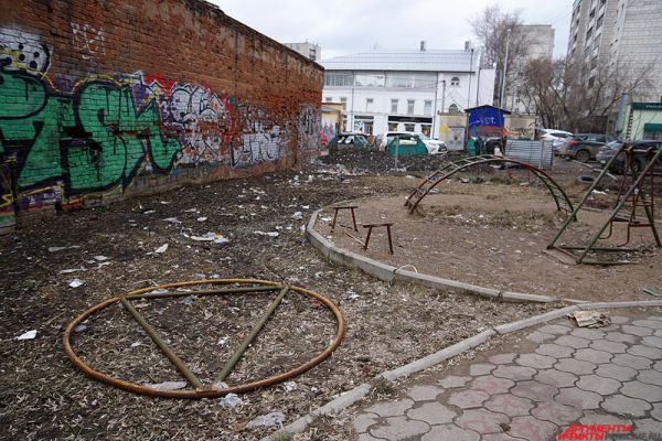 Детская площадка во дворе на Комсомольском проспекте в самом центре города – яркий пример «остатков» после весны.