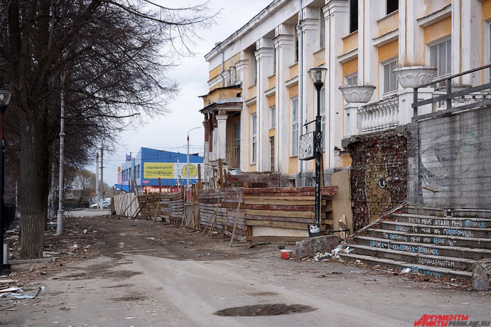 Стоит отметить, постепенно все городские площадки начинают прибирать. Однако этот процесс может затянуться на несколько дней. Пока же местными жителям приходится мириться с обилием мусора под ногами.