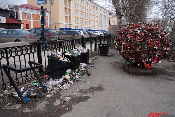 Чуть подальше расположился монумент для молодоженов. А рядом – мусорки, набитые бутылками от пива.