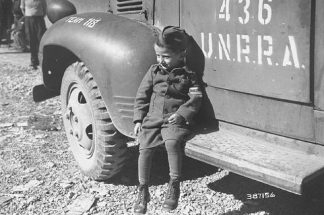 Четырехлетний Янек Шляйфштайн - бывший узник лагеря Бухенвальд.