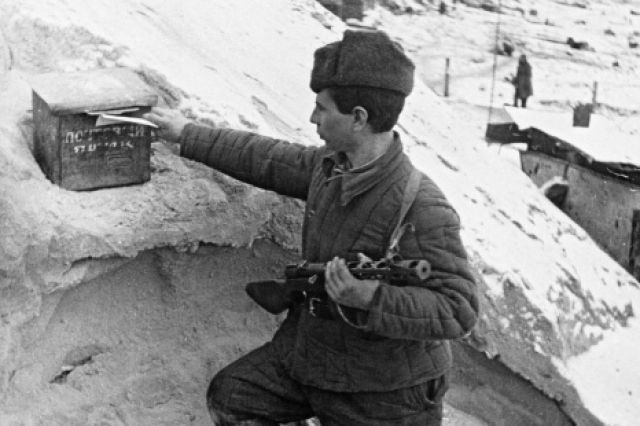 Боец Сталинградского фронта отправляет письмо домой.