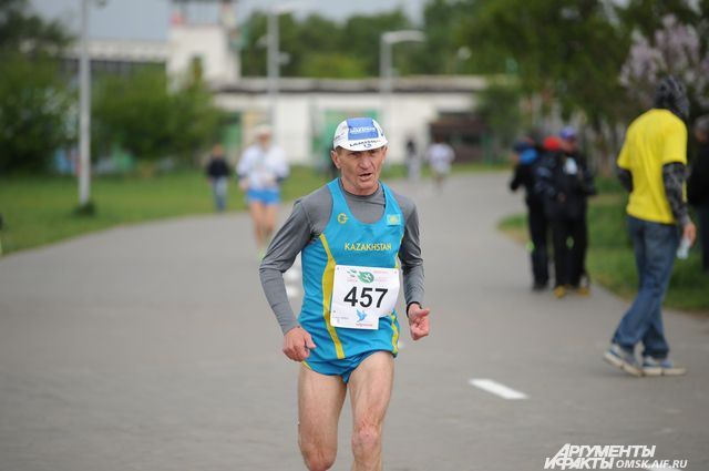 Бегун пробежал 300 за 30. Он бежал рекорд Гиннесса 32 марафона за 16 дней для Омска.