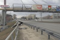 К сожалению, ветер срывает рекламные баннеры в Кемерове не первый год. 