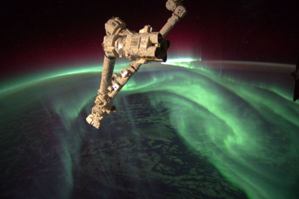 Экипаж Еxpedition 32   на борту Межнурародной космической станции на фоне Южного сияния над Землей. Фото сделано 15 июля 2012 года.