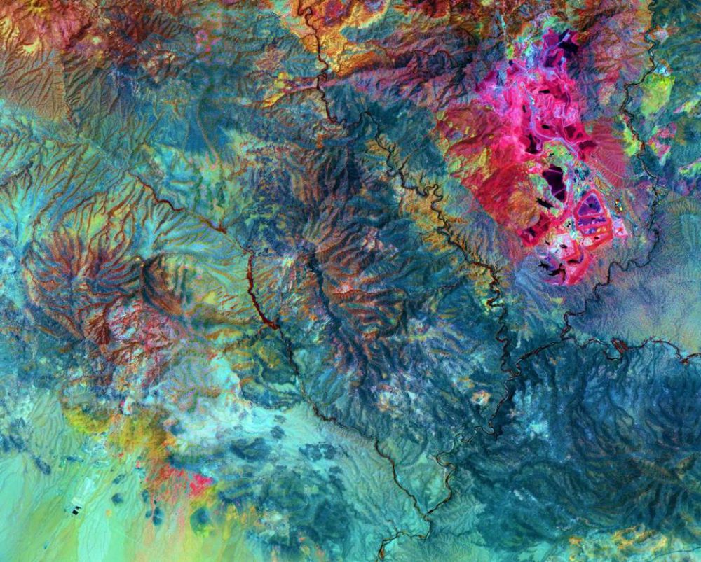 Вид из космоса рудника (Morenci Copper Mine) на юго-востоке штата Аризона, где в 1860-х искали золото, а нашли медь.