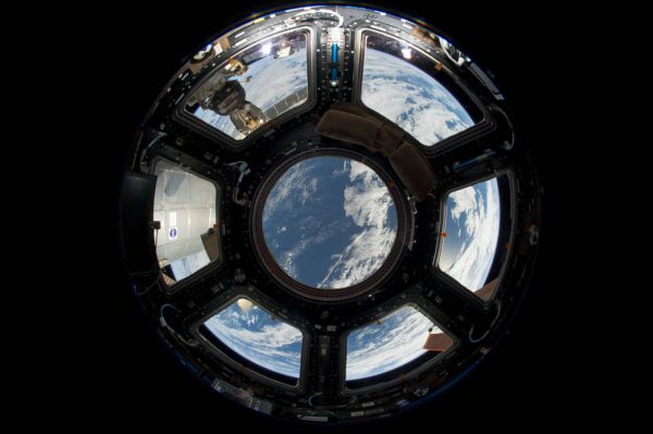 Вид на Землю из иллюминатора Международной космической станции. Фото сделано 12 июня 2013 года.