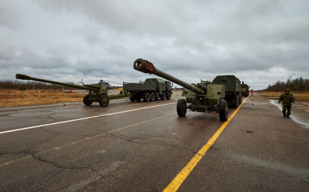 Механизированная колонна войск Санкт-Петербургского гарнизона демонстрируют гаубицы «Мста-Б» на репетиции Парада Победы.