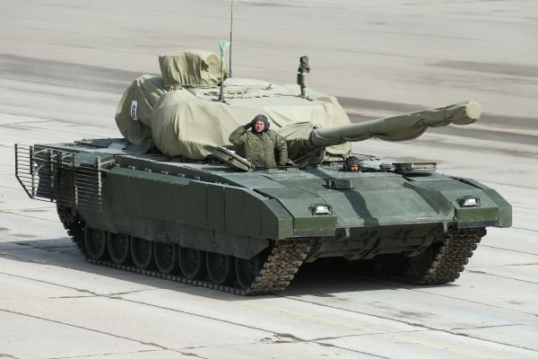 Танк на гусеничной основе «Армата» представляет военный во время подготовки к Параду Победы в Московской области.