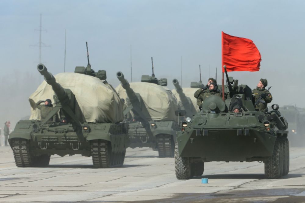 Колонна бронетранспортеров БТР-82А и самоходная артиллерийская установка «Коалиция-СВ».