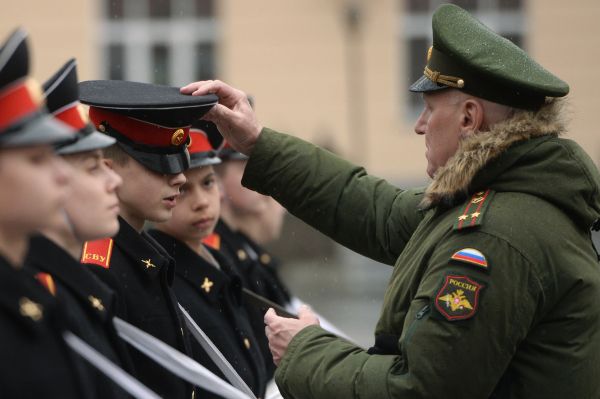 Воспитанники Екатеринбургского Суворовского училища в Екатеринбурге готовятся к участию в Параде Победы.