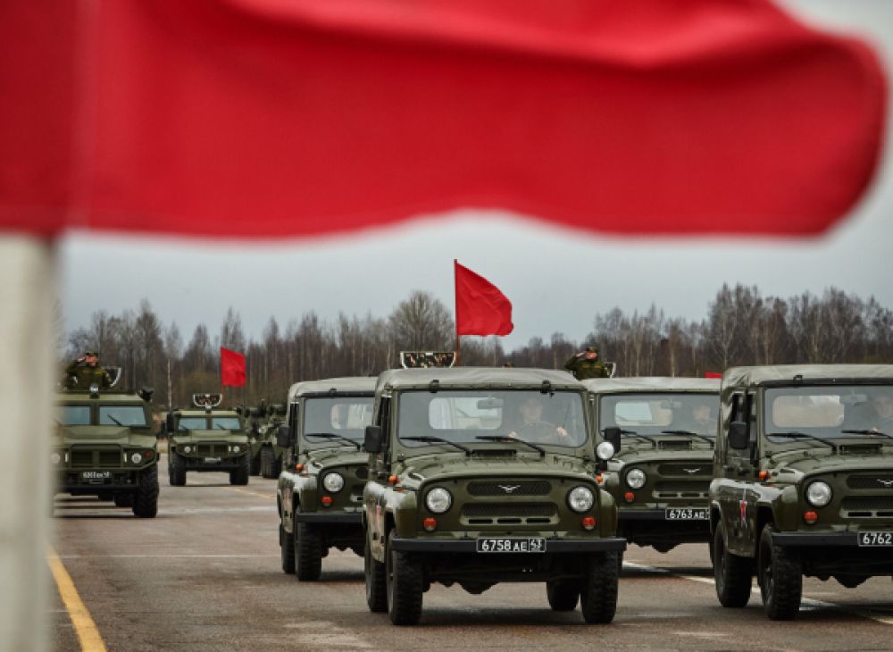 Механизированная колонна войск Санкт-Петербургского гарнизона представляют автомобили УАЗ-469 во время подготовки к Параду Победы.