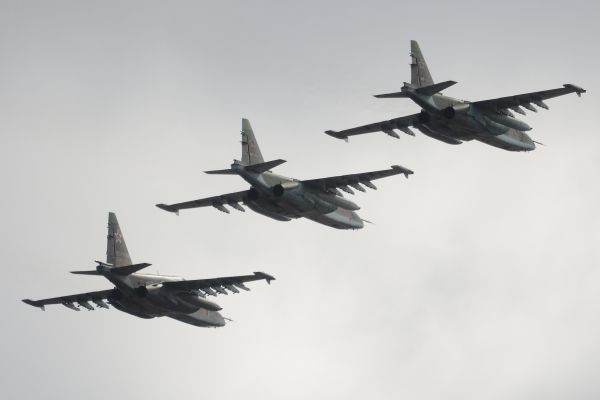Штурмовики Су-25 в подмосковном небе тренируются перед Парадом Победы.