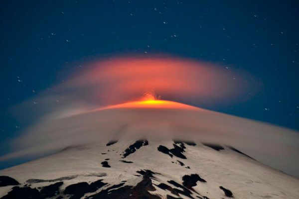 Вулкан Вильяррика возвышается на 2847 метров над уровнем моря и до извержения был покрыт ледником.