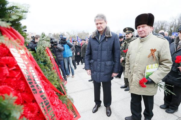 Губернатор в Чистяковской роще на торжественной церемонии у мемориала «жертвам фашизма», февраль 2015 год.