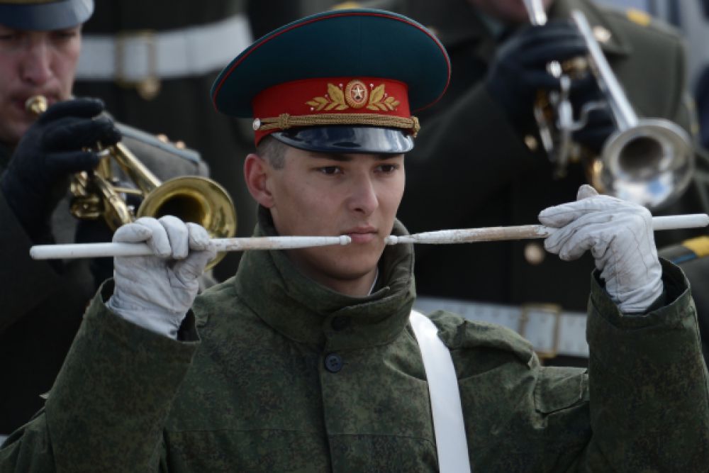 Военный барабанщик на репетиции Парада Победы в Алабино.