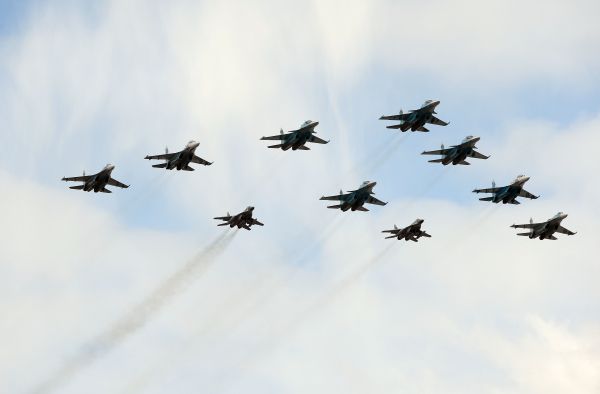 Ударные истребители-бомбардировщики Су-34 и высокоманевренные истребители Су-27, многоцелевые истребители МиГ-29 в небе Подмосковья репетируют траекторию полета для Парада Победы.