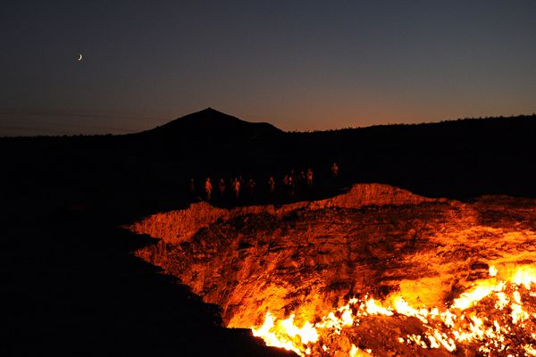  Газ идёт из-под земли, разделяясь на сотни горящих разновеликих факелов. В некоторых факелах языки пламени достигают 10—15 метров в высоту.