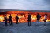 Деревня Дарваза в 2004 году была снесена. В 2010 году президент Туркменистана Гурбангулы Бердымухамедов посетил Дарвазу и заявил, что кратер должен быть засыпан, или должны быть приняты другие меры для ограничения его влияния на добычу газа на других месторождениях района.