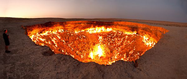 В 1971 году возле деревни Дарваза в Туркменистане советские геологи обнаружили скопление подземного газа. В результате раскопок и бурения разведочной скважины геологи наткнулись на подземную каверну (пустоту), из-за чего земля провалилась и образовалась большая дыра, наполненная газом.