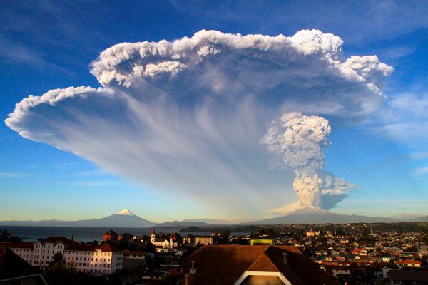 Власти Чили объявили чрезвычайное положение в связи с извержением вулкана Кальбуко. Извержение вулкана происходит впервые за последние 50 лет. Над жерлом вулкана на высоту до 10 км поднялось огромное облако пепла. 